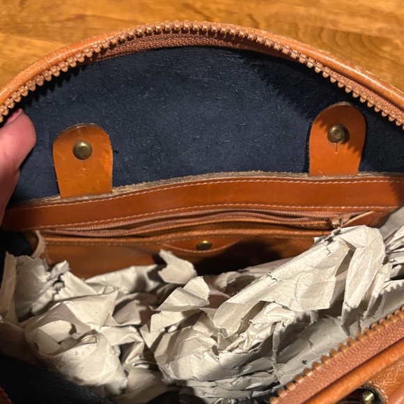 Dooney & Bourke Classic Black and Tan Leather Handbag - Picture 7 of 12